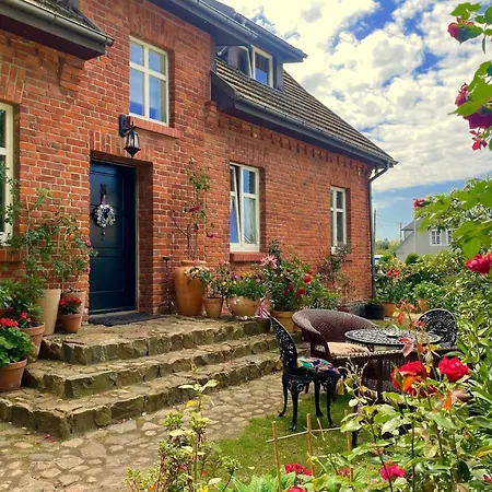 Holiday home Schoenes Antikes Haus An Der Ostsee In Mielno